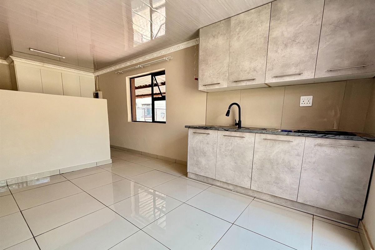Apartment rented out in Sasolburg Ext 1 Sasolburg - Photo 2