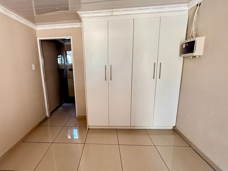 Apartment rented out in Sasolburg Ext 1 Sasolburg - Photo 6