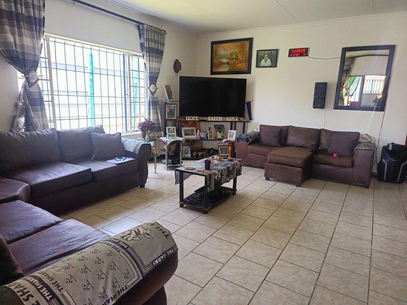 Your dream family retreat awaits! For Sale in Dalview, Brakpan - Photo 3