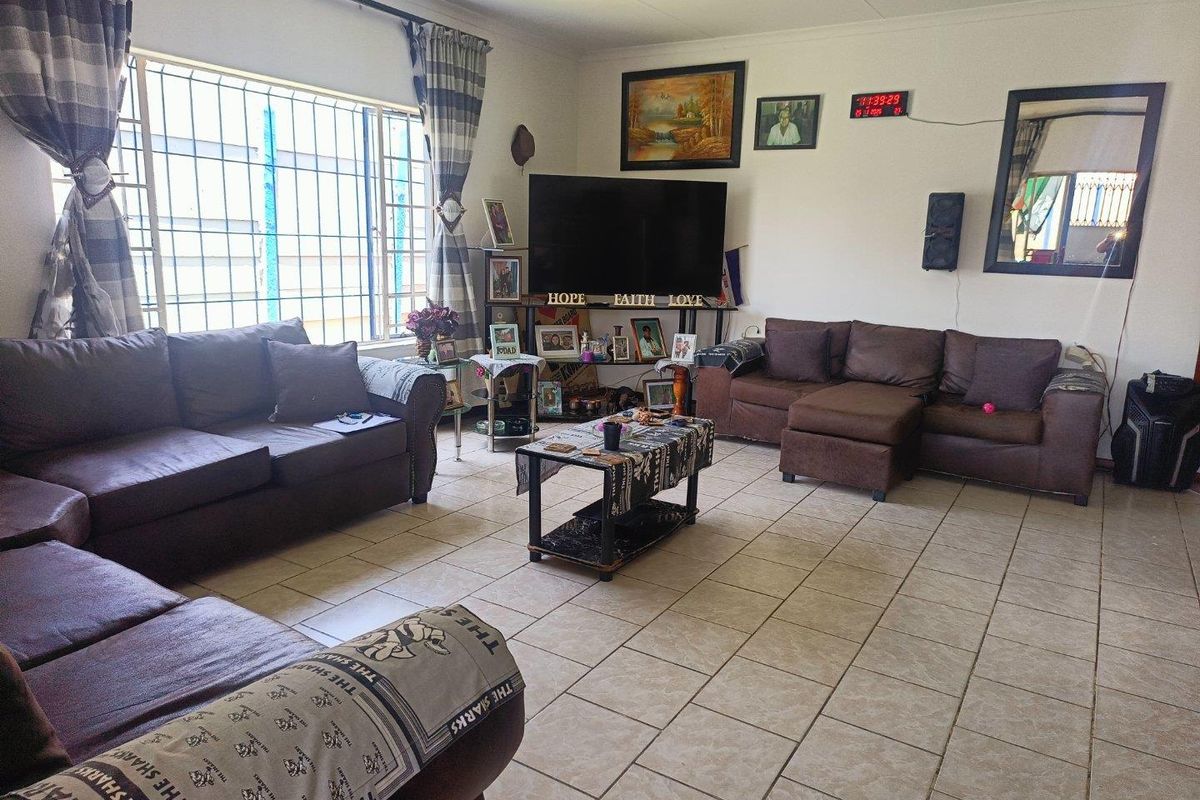 Your dream family retreat awaits! For Sale in Dalview, Brakpan - Photo 3