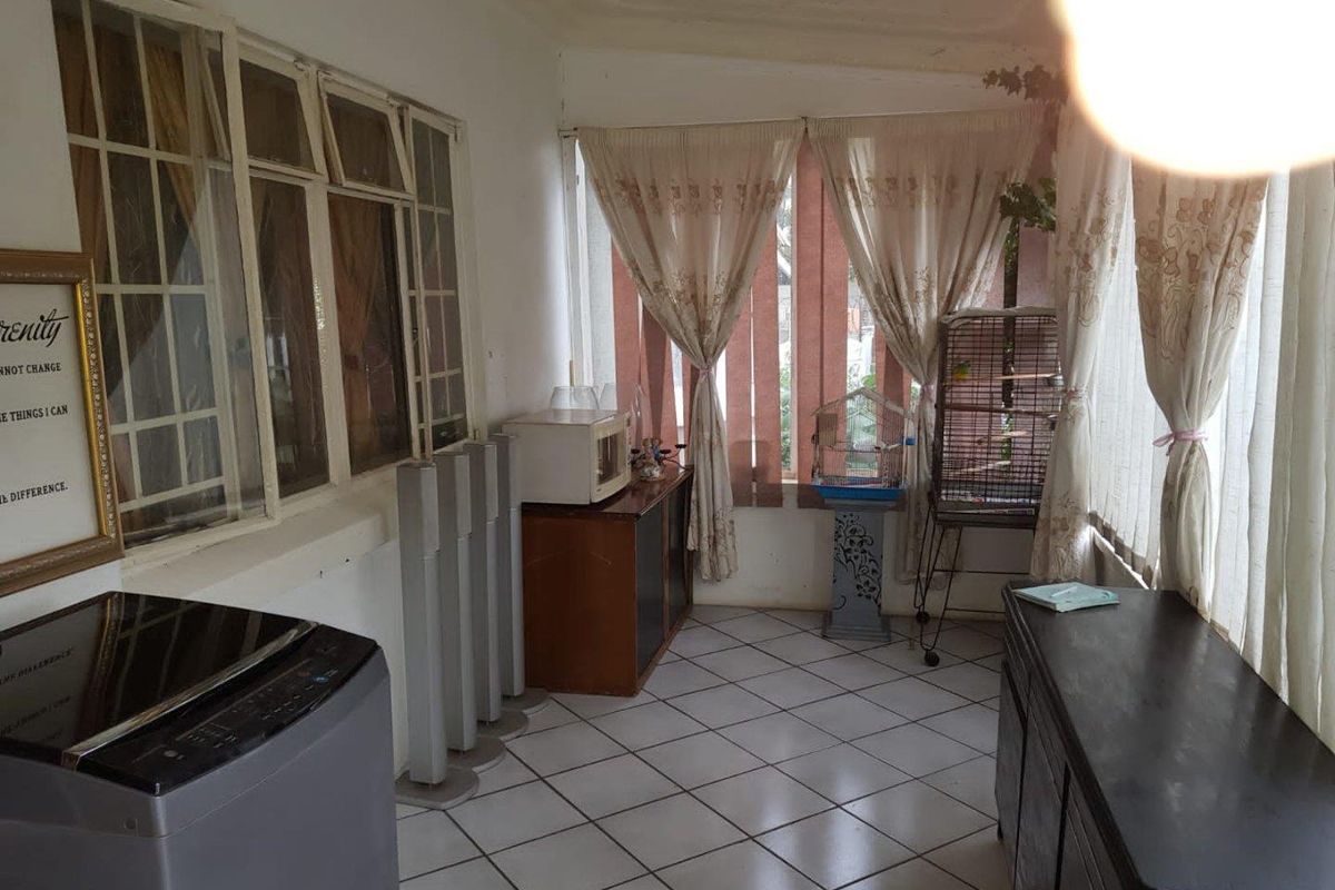 Spacious Family Home with Flatlet and Pool For Sale in Brakpan Central - Photo 3