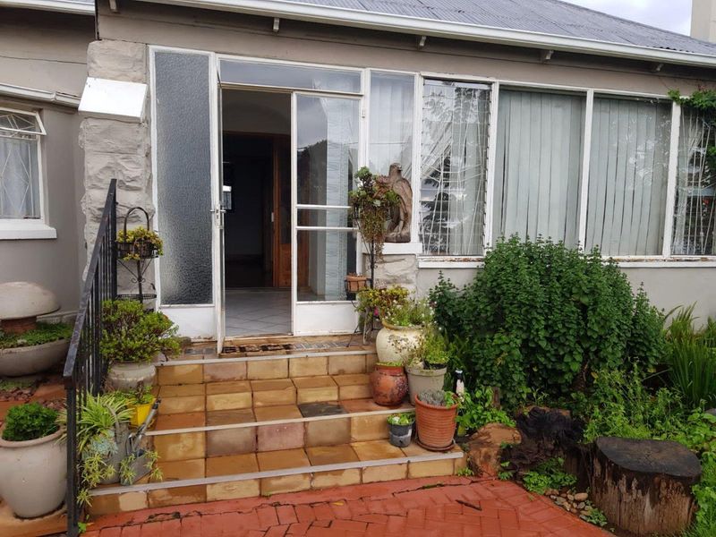 Spacious Family Home with Flatlet and Pool For Sale in Brakpan Central - Photo 5