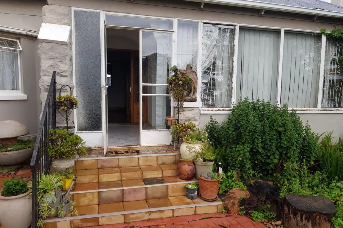 Spacious Family Home with Flatlet and Pool For Sale in Brakpan Central - Photo 5