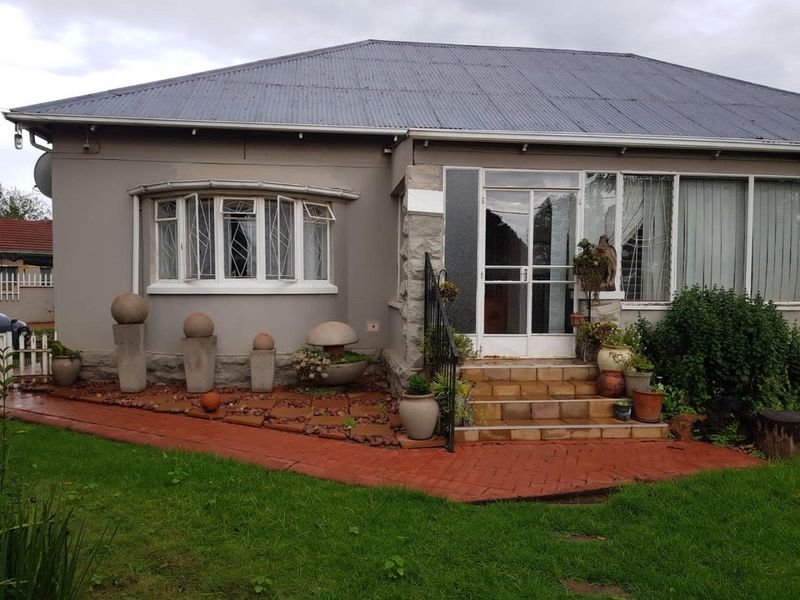 Spacious Family Home with Flatlet and Pool For Sale in Brakpan Central - Photo 2