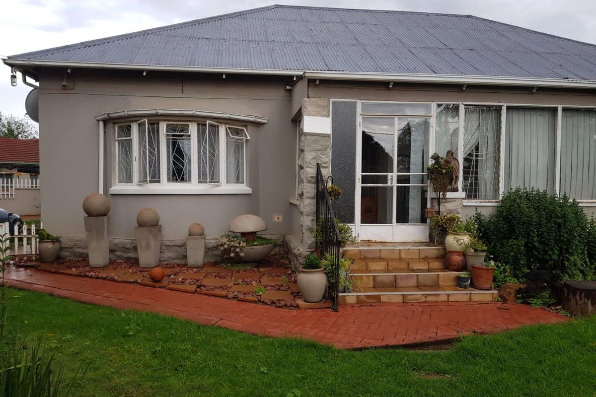 Spacious Family Home with Flatlet and Pool For Sale in Brakpan Central - Photo 2