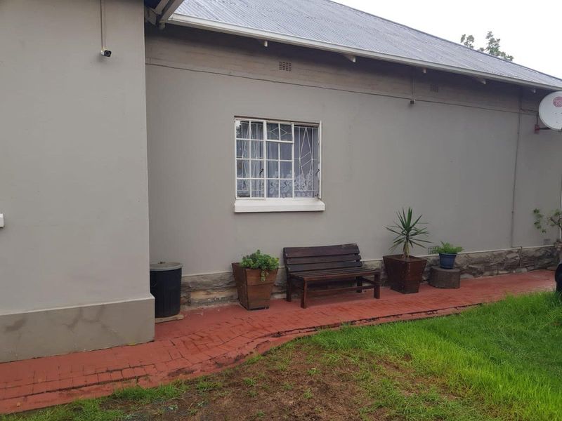 Spacious Family Home with Flatlet and Pool For Sale in Brakpan Central - Photo 4