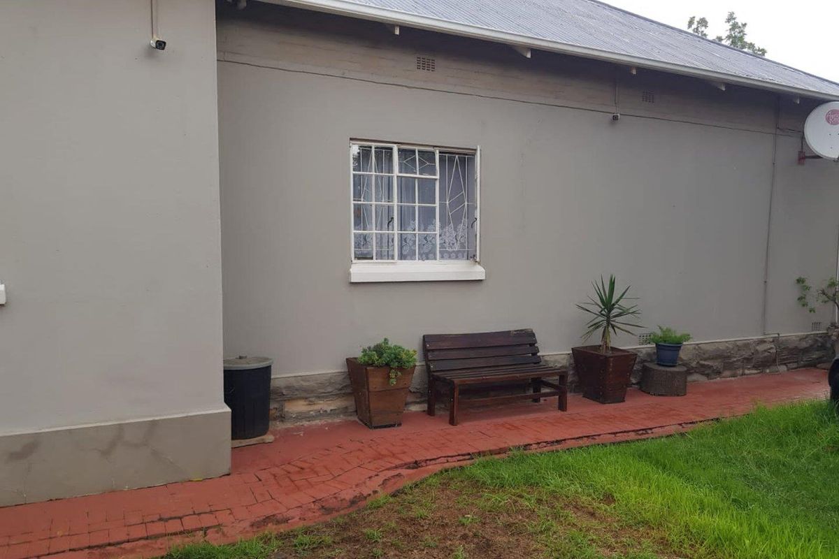 Spacious Family Home with Flatlet and Pool For Sale in Brakpan Central - Photo 4