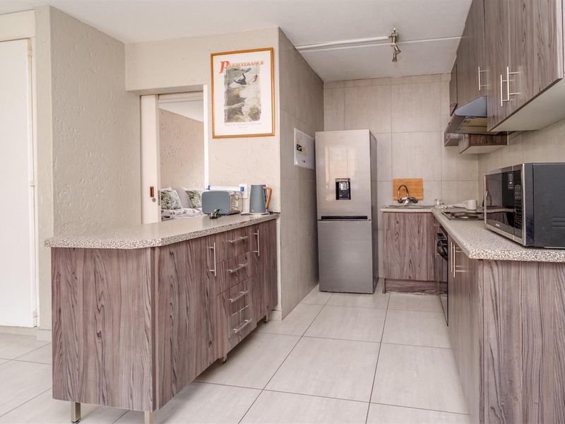 Secure First-Floor 1-Bedroom Townhouse in Bruma - Photo 7