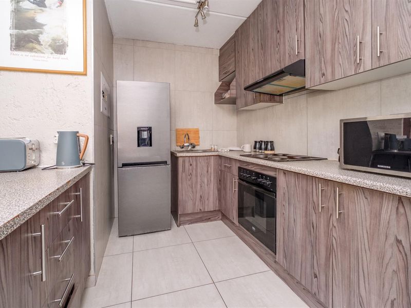 Secure First-Floor 1-Bedroom Townhouse in Bruma - Photo 5