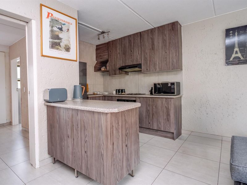 Secure First-Floor 1-Bedroom Townhouse in Bruma - Photo 4