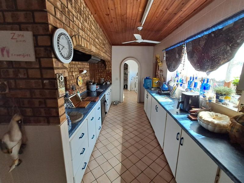 5 Bedroom House, Uvongo, Kwazulu-Natal - Photo 2