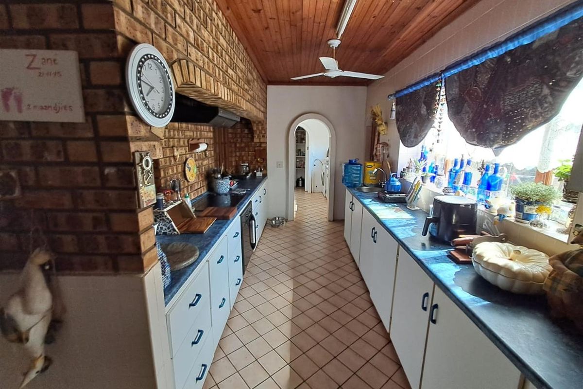 5 Bedroom House, Uvongo, Kwazulu-Natal - Photo 2