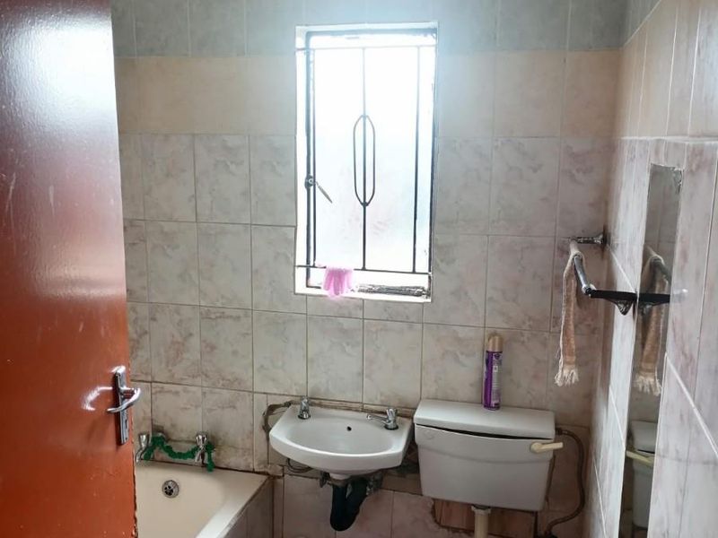 Income Generating Property  for sale in Tembisa Central - Photo 6