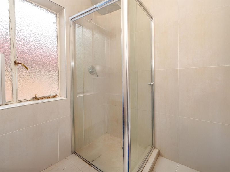 Spacious Apartment For Sale in Cyrildene, Johannesburg - Photo 9