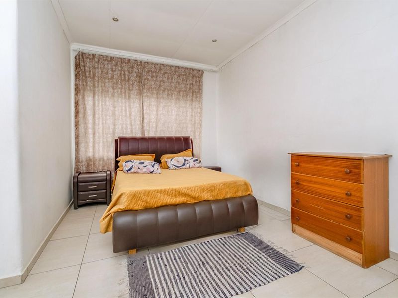 Spacious Apartment For Sale in Cyrildene, Johannesburg - Photo 6