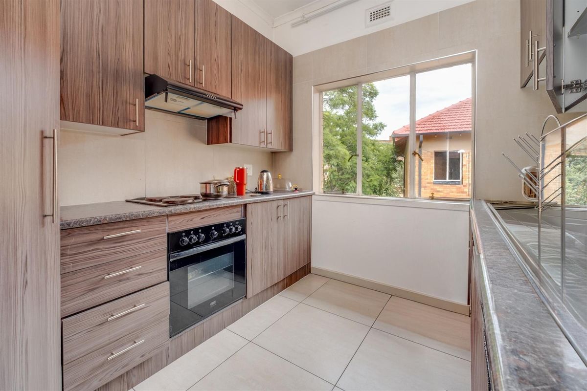 Spacious Apartment For Sale in Cyrildene, Johannesburg - Photo 4