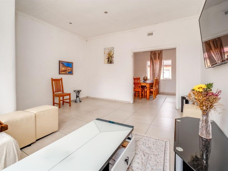 Spacious Apartment For Sale in Cyrildene, Johannesburg - Photo 3