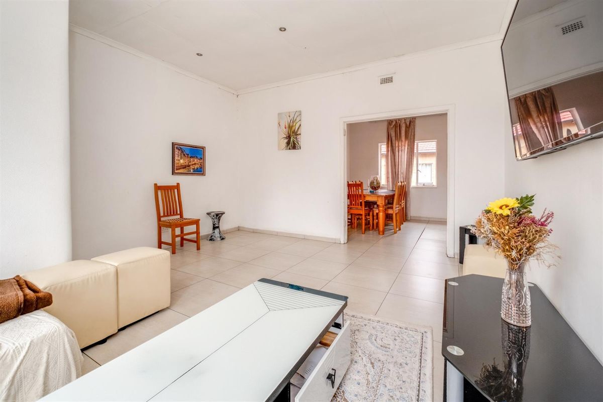 Spacious Apartment For Sale in Cyrildene, Johannesburg - Photo 3