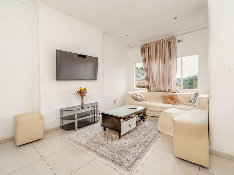 Spacious Apartment For Sale in Cyrildene, Johannesburg - Photo 2