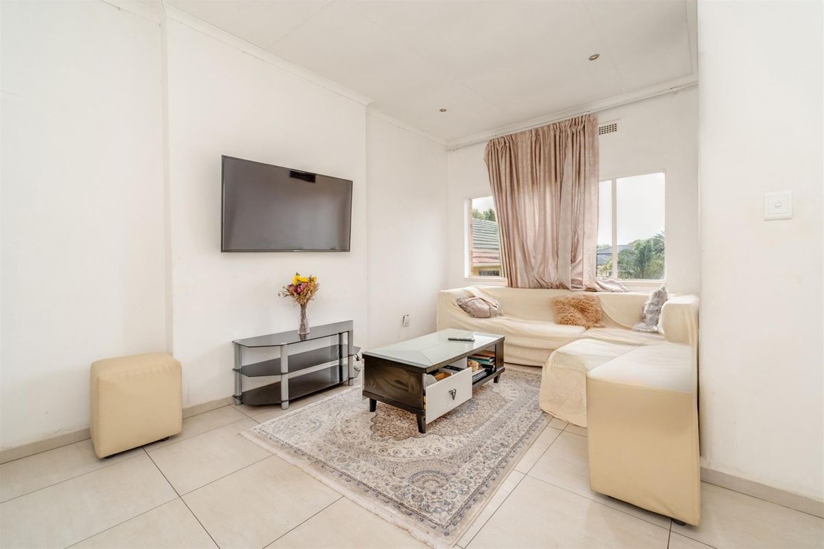 Spacious Apartment For Sale in Cyrildene, Johannesburg - Photo 2