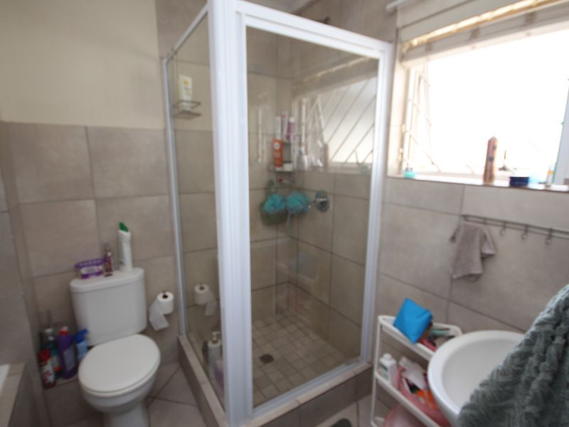 Modern 2 Bedroom Apartment in Popular Buhrein Estate - Photo 8