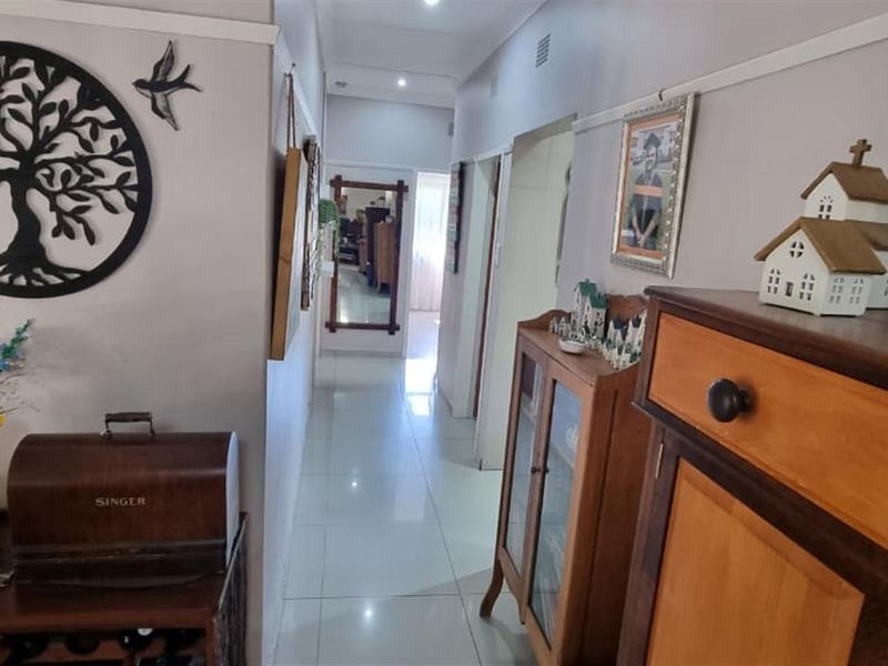 🌟 Stylish Family Living with Entertainer’s Touch in Hadison Park 🌟 - Photo 6