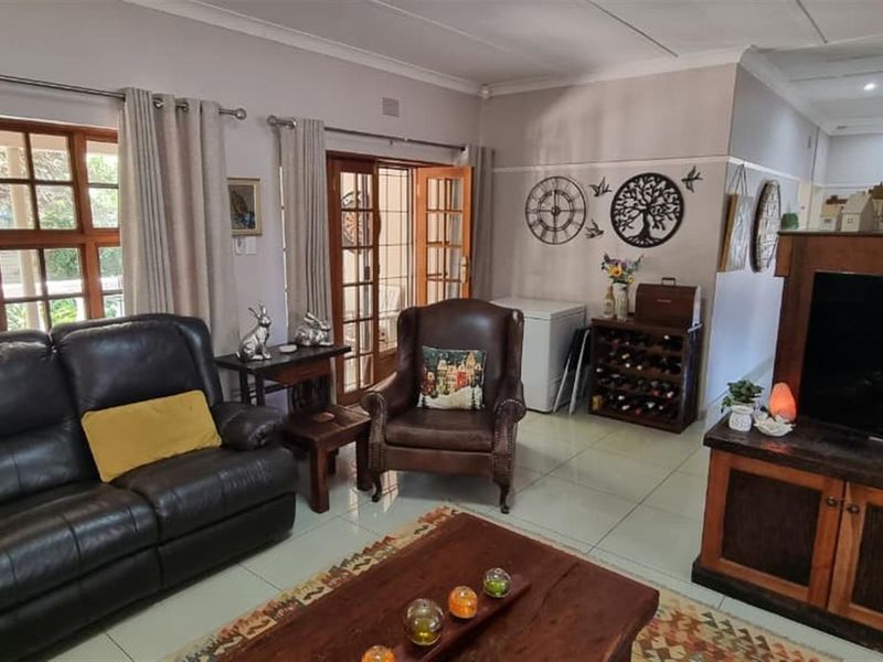 🌟 Stylish Family Living with Entertainer’s Touch in Hadison Park 🌟 - Photo 2