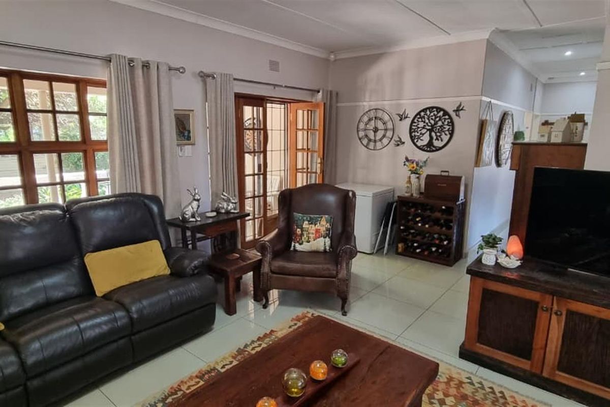 🌟 Stylish Family Living with Entertainer’s Touch in Hadison Park 🌟 - Photo 2