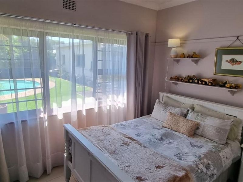 🌟 Stylish Family Living with Entertainer’s Touch in Hadison Park 🌟 - Photo 10