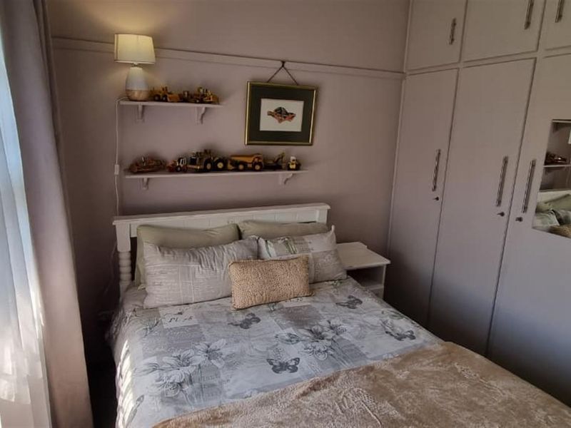 🌟 Stylish Family Living with Entertainer’s Touch in Hadison Park 🌟 - Photo 9