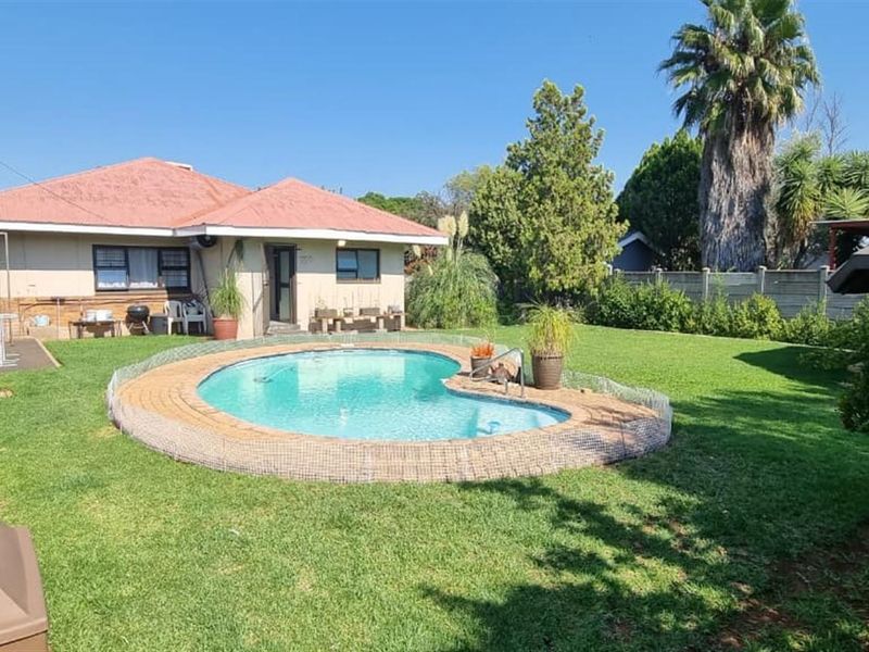 🌟 Stylish Family Living with Entertainer’s Touch in Hadison Park 🌟 - Photo 8