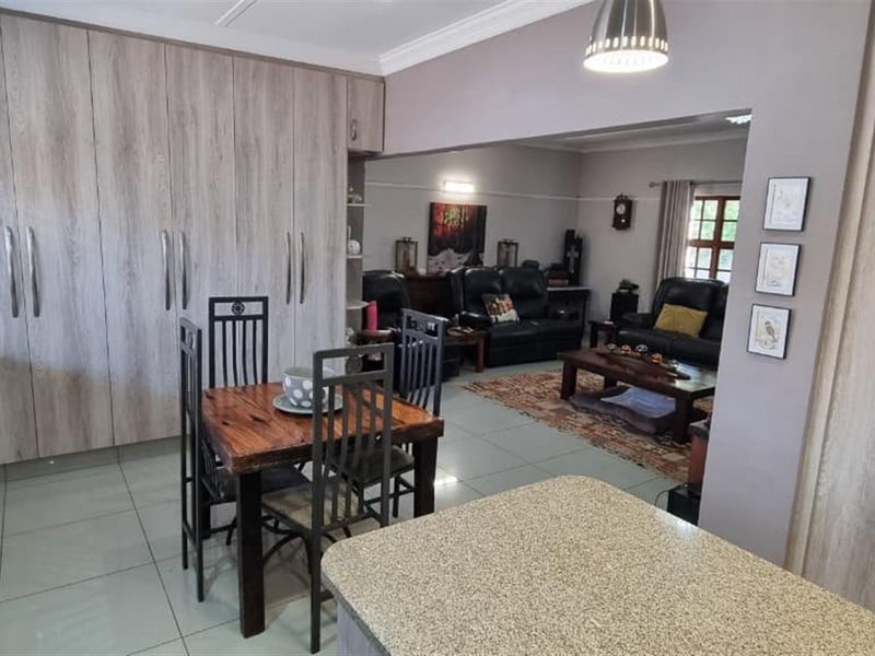 🌟 Stylish Family Living with Entertainer’s Touch in Hadison Park 🌟 - Photo 5