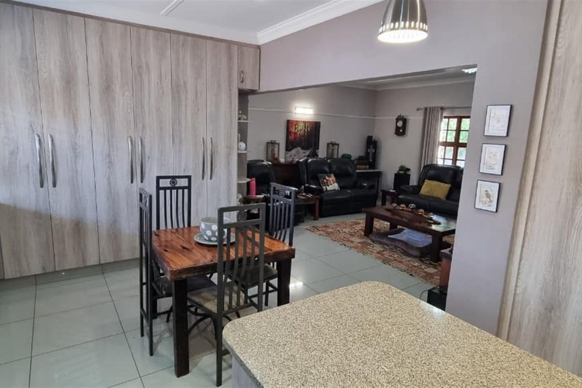 🌟 Stylish Family Living with Entertainer’s Touch in Hadison Park 🌟 - Photo 5