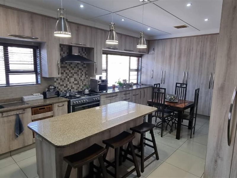 🌟 Stylish Family Living with Entertainer’s Touch in Hadison Park 🌟 - Photo 4