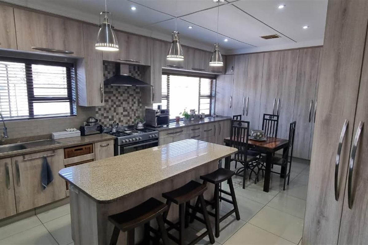 🌟 Stylish Family Living with Entertainer’s Touch in Hadison Park 🌟 - Photo 4