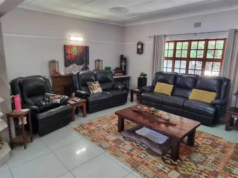 🌟 Stylish Family Living with Entertainer’s Touch in Hadison Park 🌟 - Photo 3