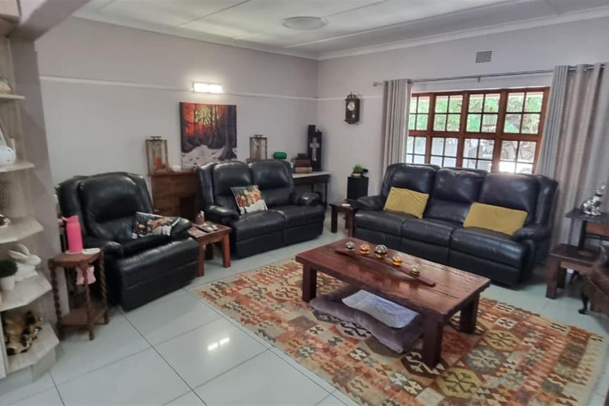 🌟 Stylish Family Living with Entertainer’s Touch in Hadison Park 🌟 - Photo 3