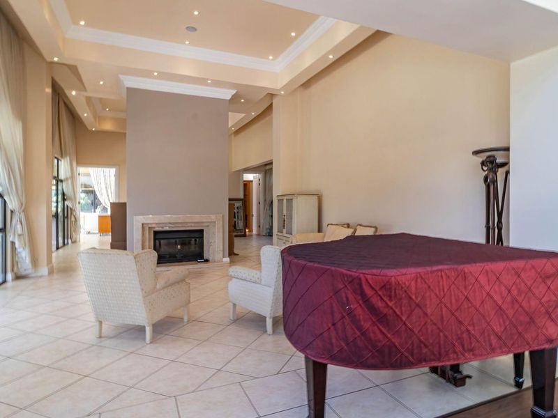 Exclusive Estate in Prestigious Faerie Glen Area - Photo 10