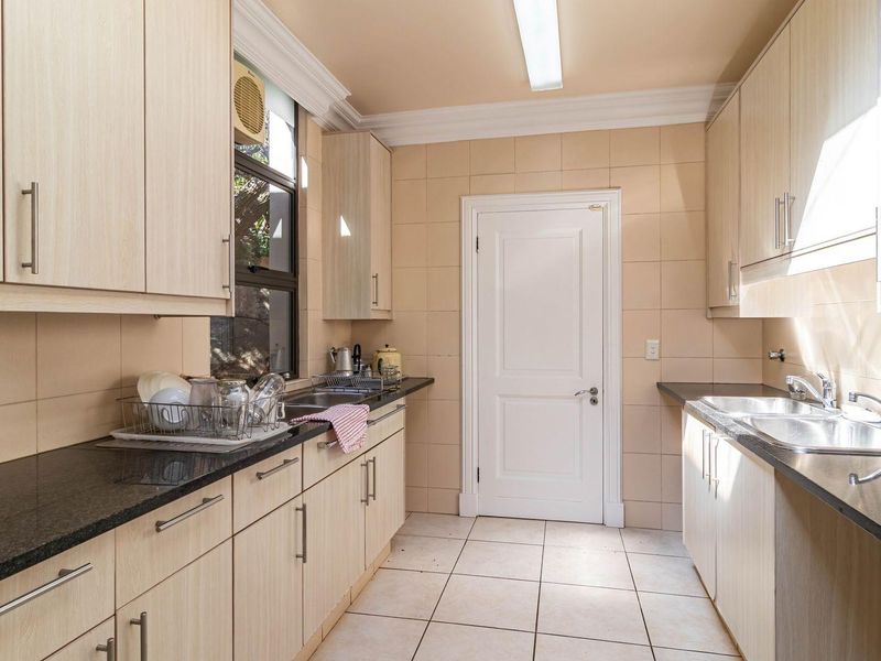 Exclusive Estate in Prestigious Faerie Glen Area - Photo 8
