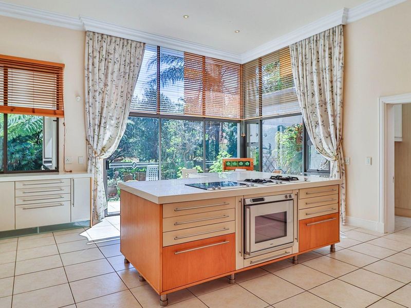 Exclusive Estate in Prestigious Faerie Glen Area - Photo 5