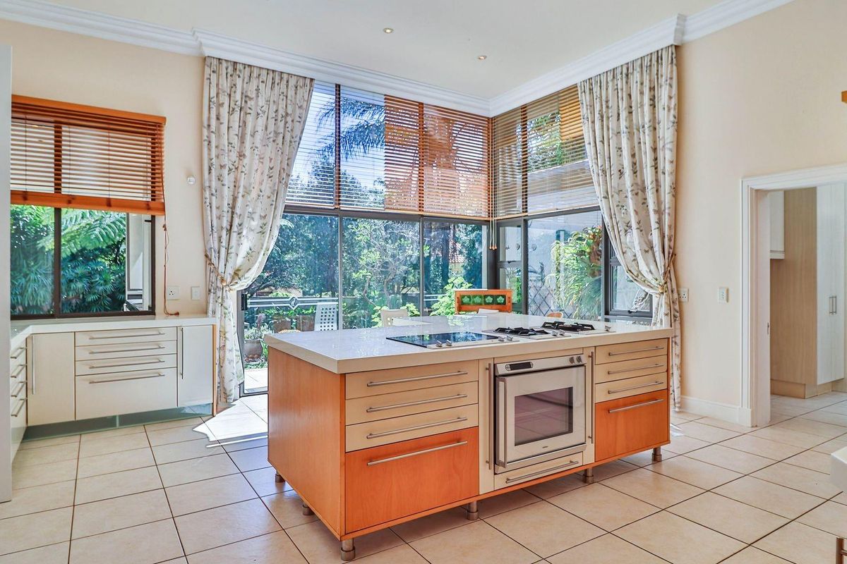 Exclusive Estate in Prestigious Faerie Glen Area - Photo 5