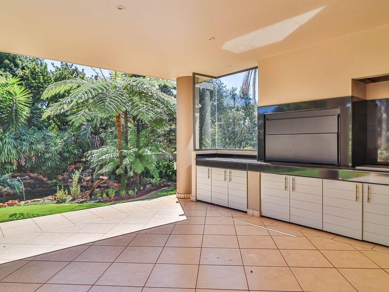 Exclusive Estate in Prestigious Faerie Glen Area - Photo 4