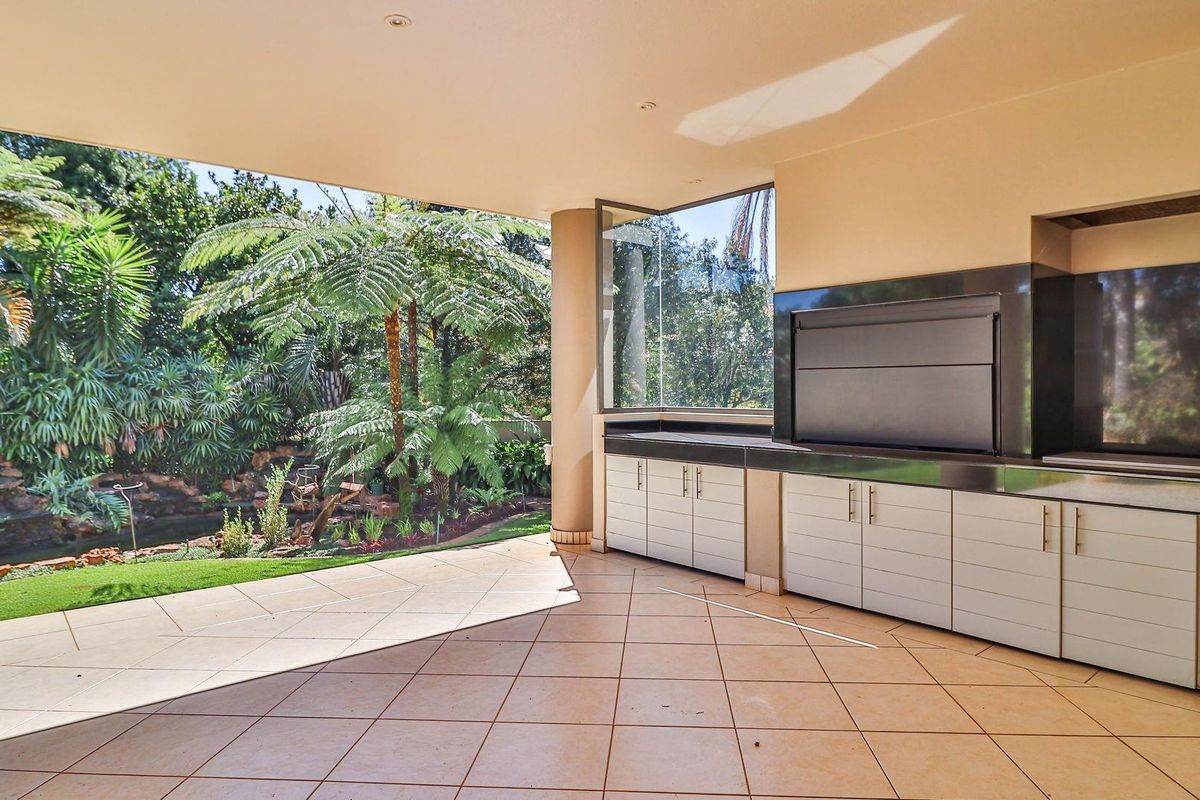 Exclusive Estate in Prestigious Faerie Glen Area - Photo 4