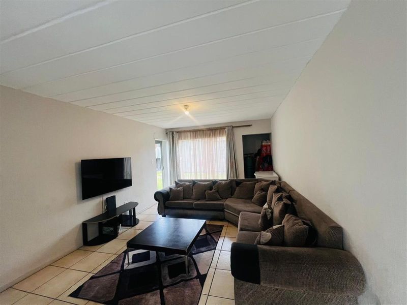 Ground-Floor Apartment For Sale in Ferndale, Randburg - Photo 7