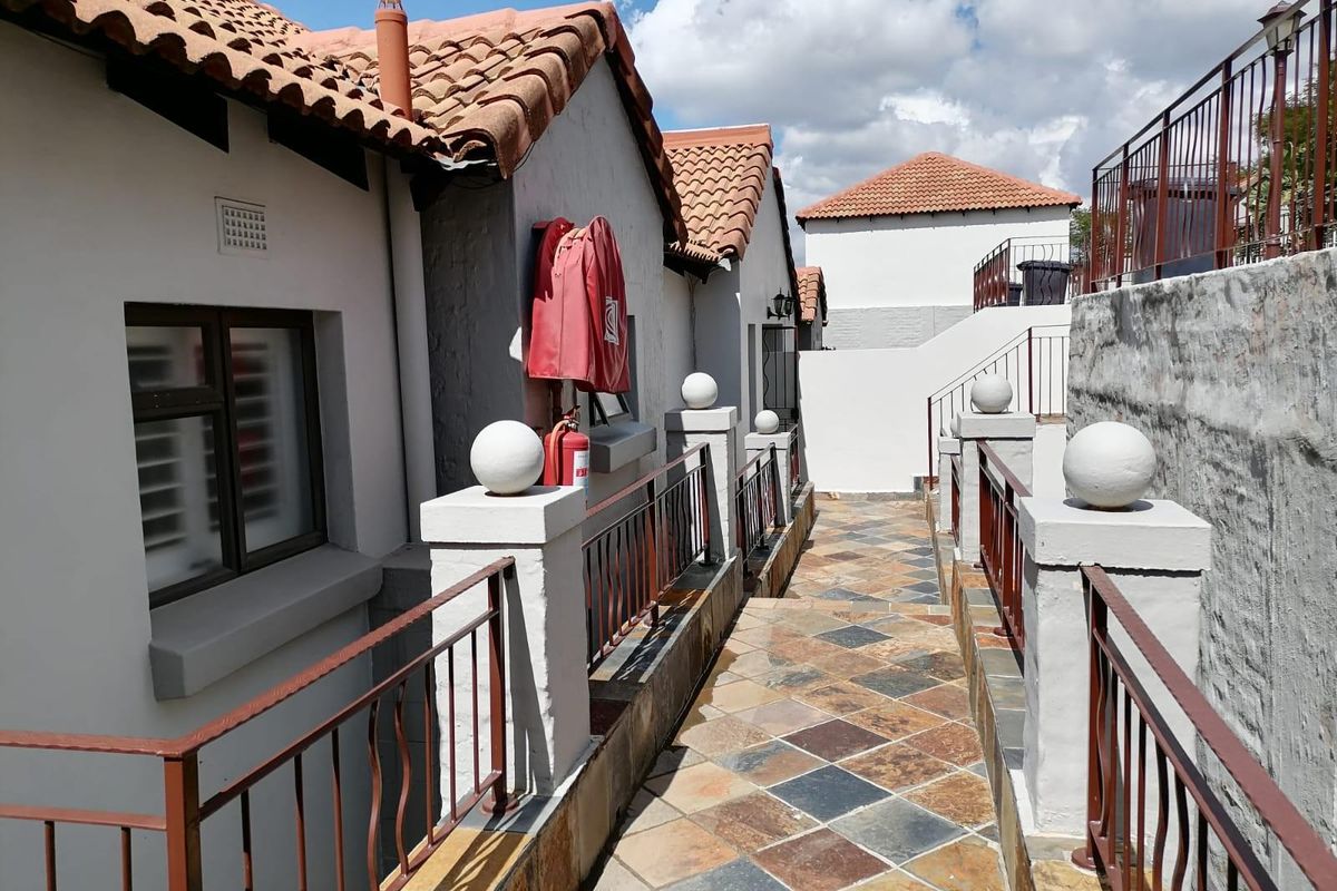 Townhouse for sale in Allen's Nek Roodepoort. - Photo 4