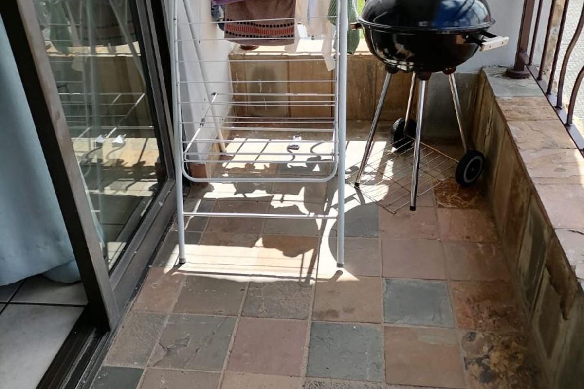 Townhouse for sale in Allen's Nek Roodepoort. - Photo 2