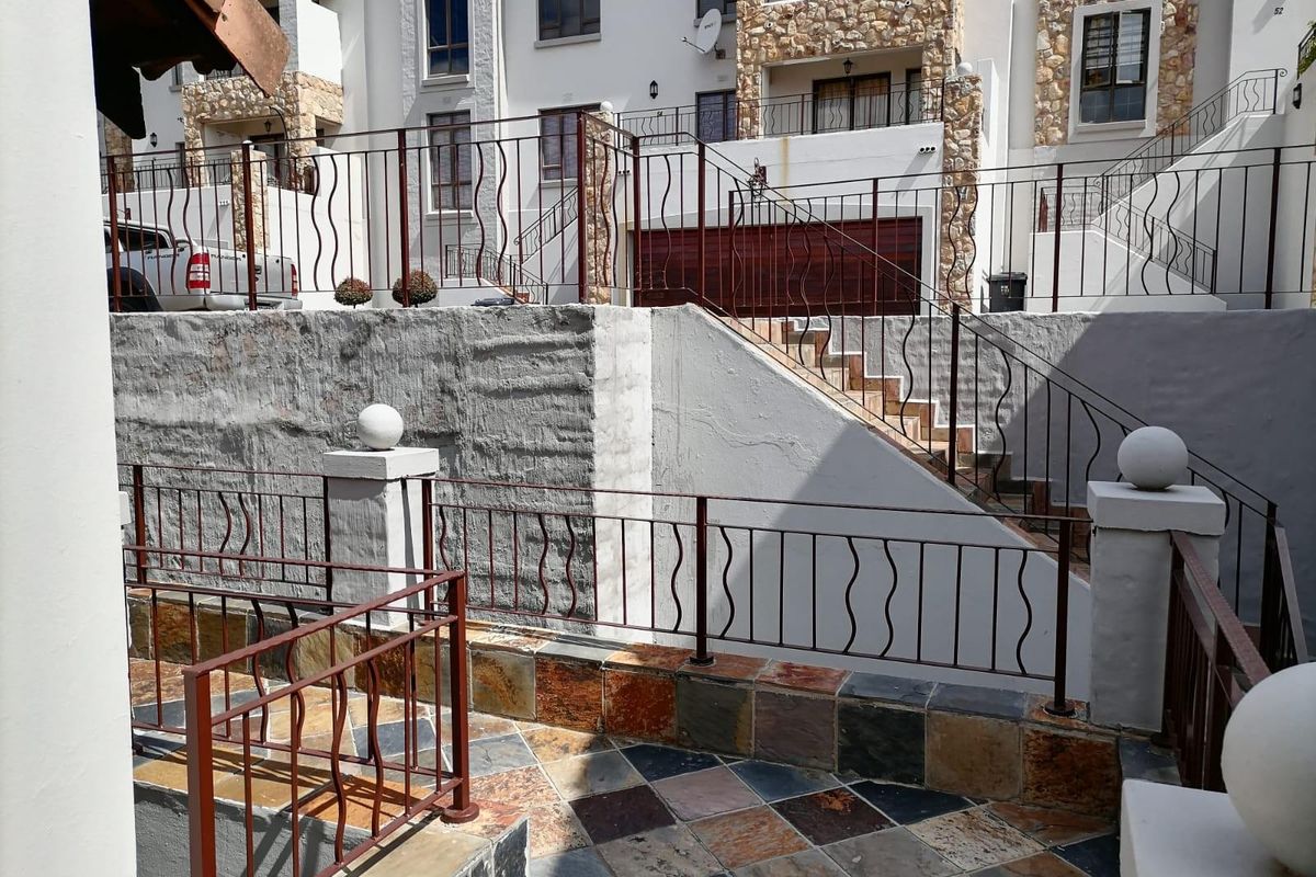Townhouse for sale in Allen's Nek Roodepoort. - Photo 3