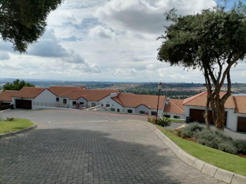 Townhouse for sale in Allen's Nek Roodepoort. - Photo 5