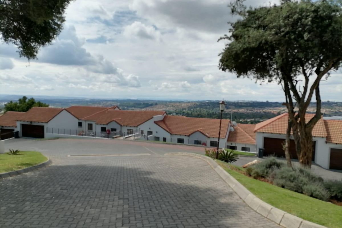 Townhouse for sale in Allen's Nek Roodepoort. - Photo 5