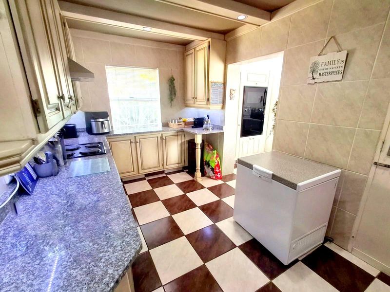 NEAT AND SPACIOUS FAMILY HOME- SWIMMING POOL - Photo 9